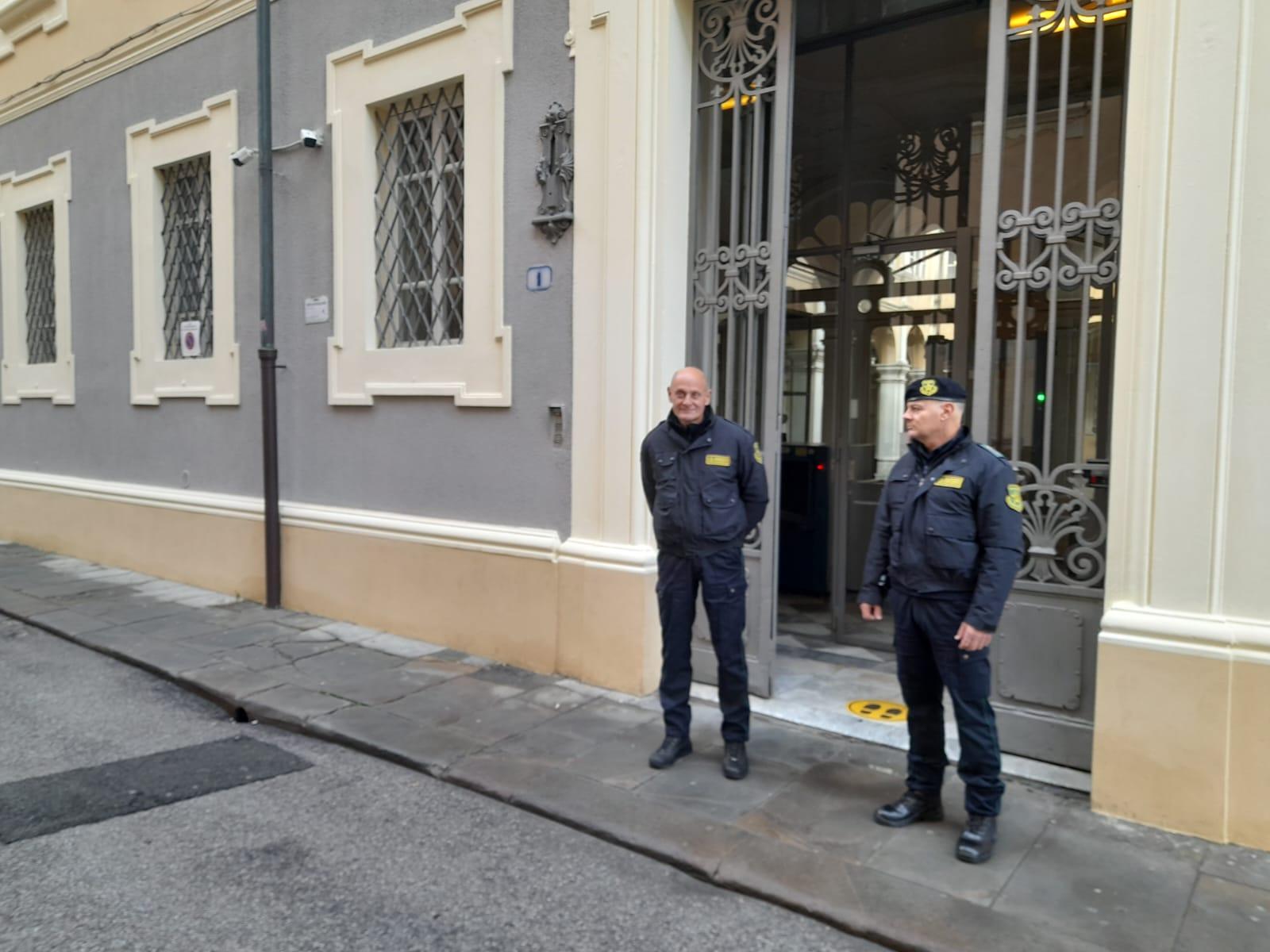 Due guardie giurate all'esterno del tribunale di Livorno (foto d'archivio)