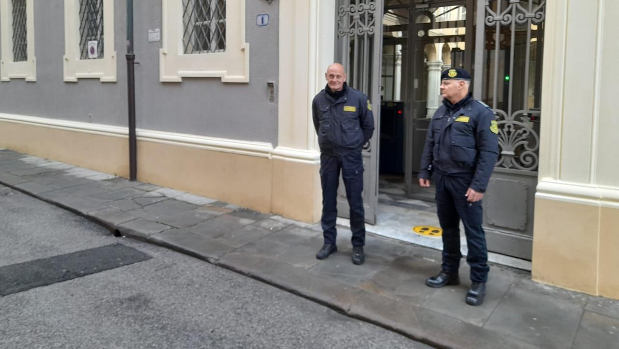 Due guardie giurate all'esterno del tribunale di Livorno (foto d'archivio)