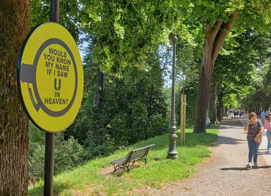 Lucca, in città cartelli con i testi delle canzoni di Clapton