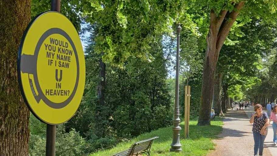Lucca, in città cartelli con i testi delle canzoni di Clapton