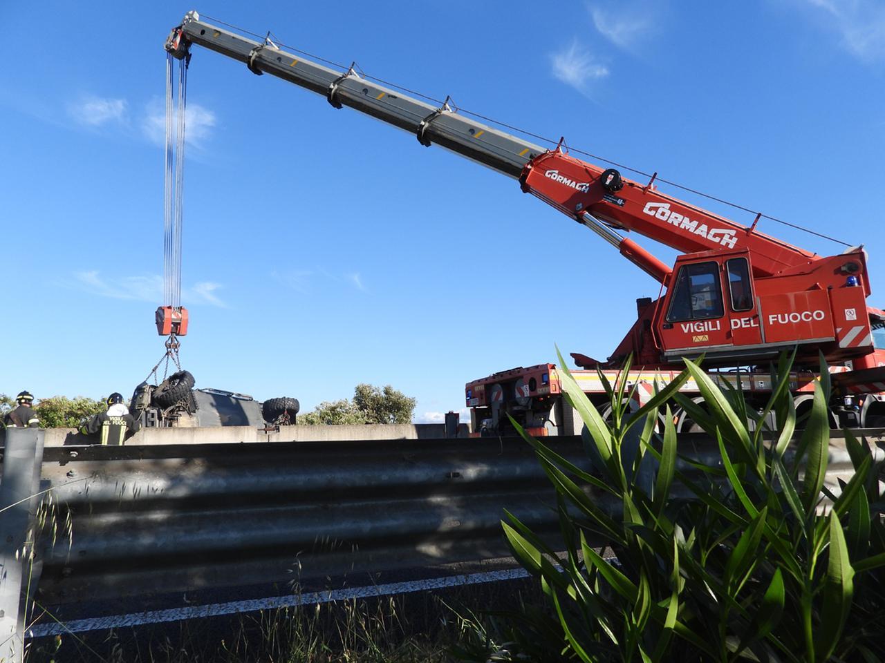 
	L'intervento sulla 131 per rimuovere il mezzo militare che si &egrave; ribaltato <em>(foto Francesco Pinna)</em>

