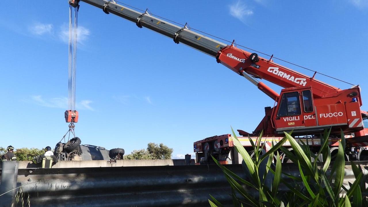 L'intervento sulla 131 per rimuovere il mezzo militare che si è ribaltato <em>(foto Francesco Pinna)</em>