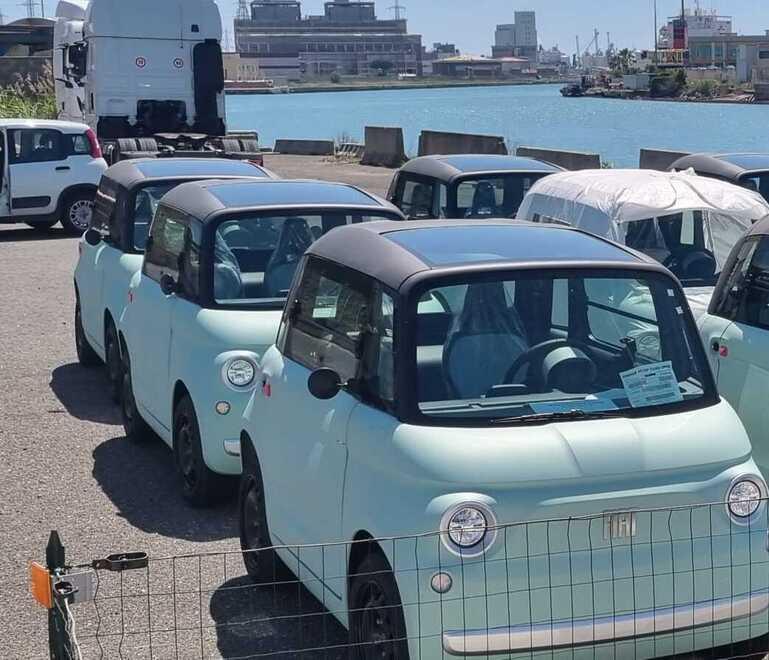 
	Alcune delle Fiat Topolino sequestrate dall'Agenzia delle dogane e dalla finanza

