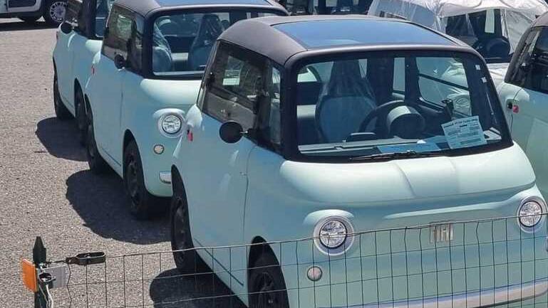 Alcune delle Fiat Topolino sequestrate dall'Agenzia delle dogane e dalla finanza