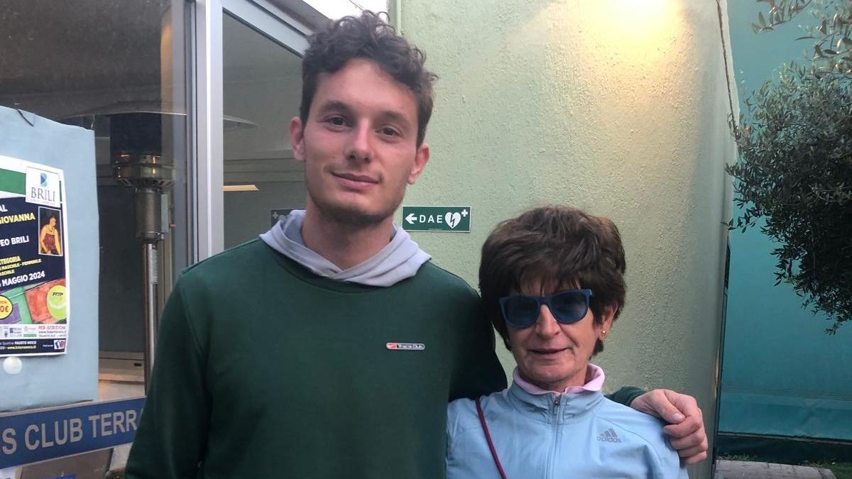 Filippo Tortu insieme a Gabriella Degortes dell'Atletica Olbia