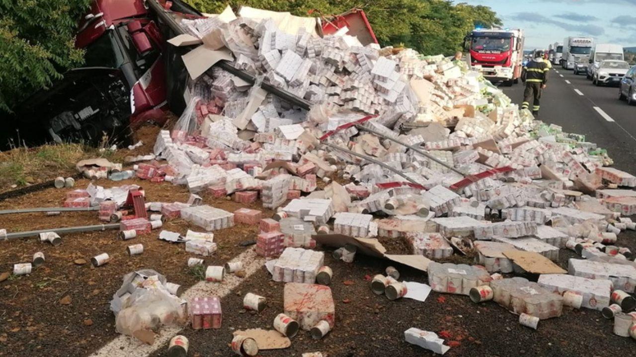 
	Il camion ribaltato sull'A1 (Foto dei vigili del fuoco)

