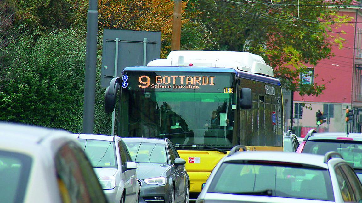 Modena, chiede il biglietto sull’autobus e viene aggredita dal passeggero