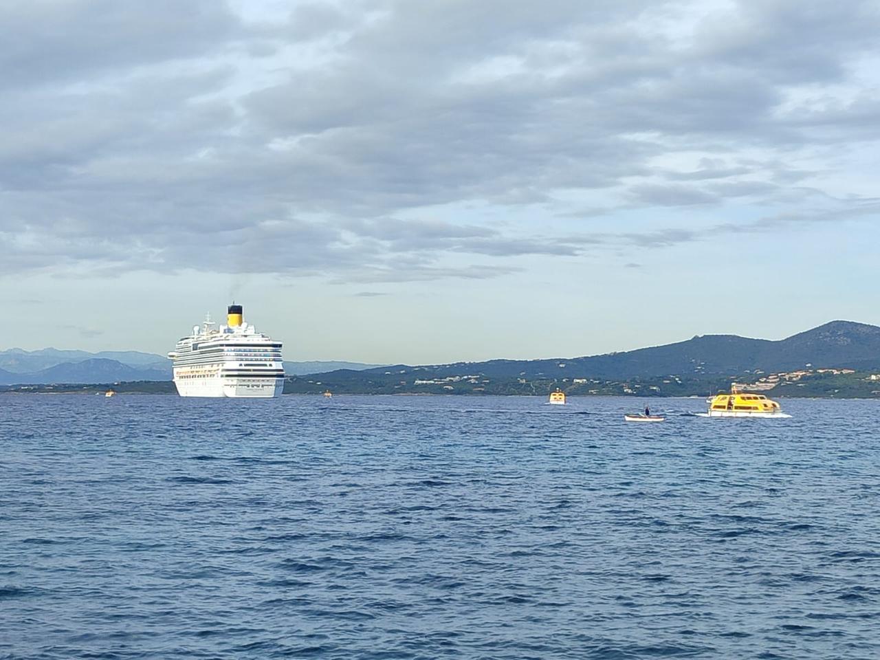 Golfo Aranci, i crocieristi della Costa Pacifica raggiungono il porto con le scialuppe