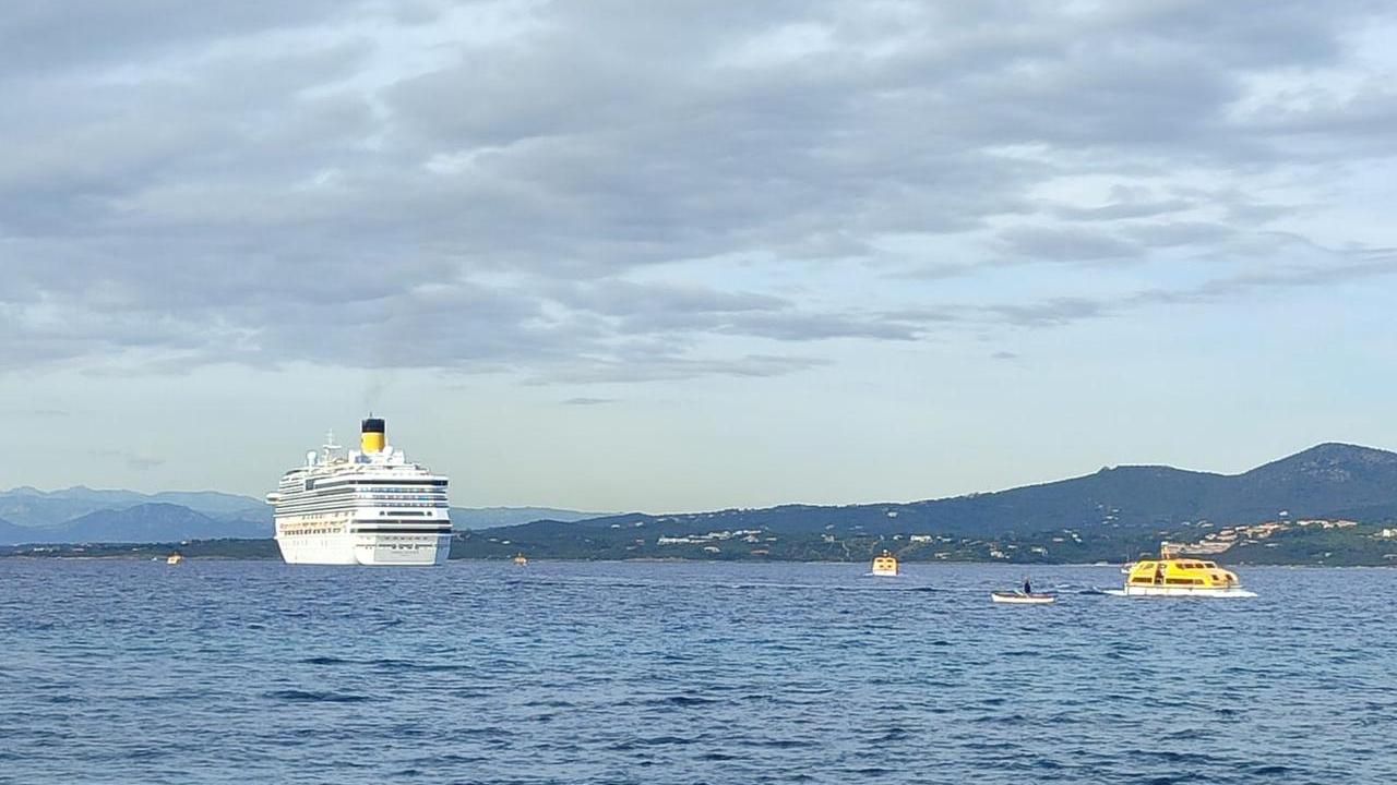 Golfo Aranci, i crocieristi della Costa Pacifica raggiungono il porto con le scialuppe