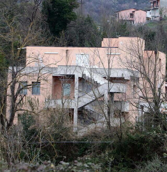 La residenza sanitaria assistenziale di Fossone nella quale dovranno essere trasferite le cure intermedie oggi al quinto piano del Monoblocco