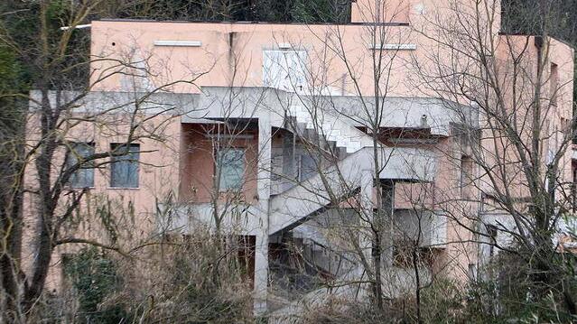 La residenza sanitaria assistenziale di Fossone nella quale dovranno essere trasferite le cure intermedie oggi al quinto piano del Monoblocco