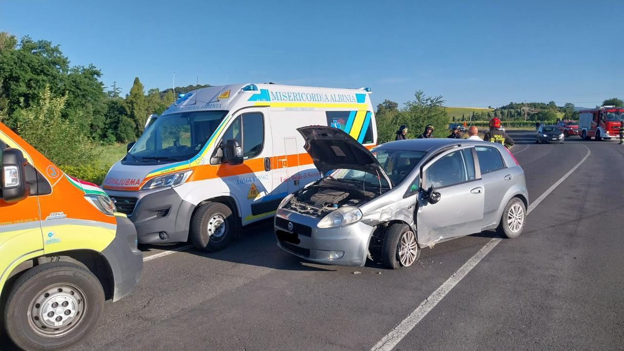 Manciano, scontro frontale tra due auto