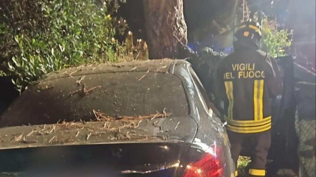 Livorno, con l’auto contro un albero: tre feriti