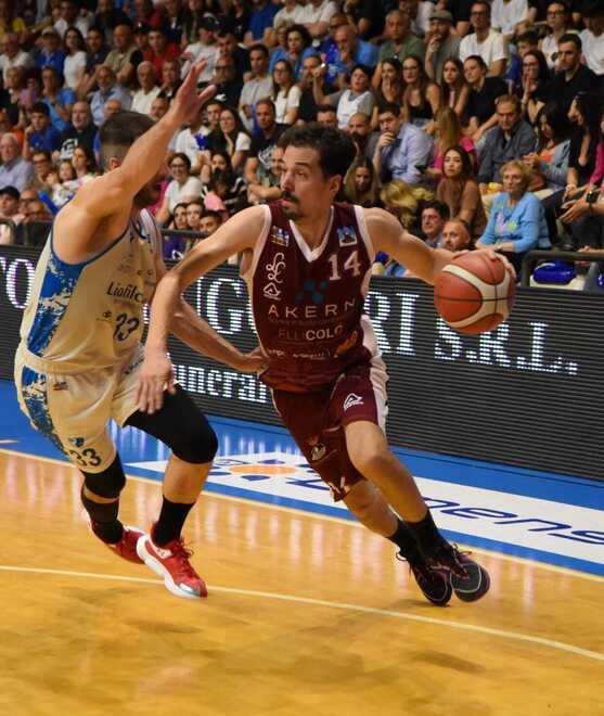 Andrea Saccaggi in palleggio marcato da Marco Santiangeli