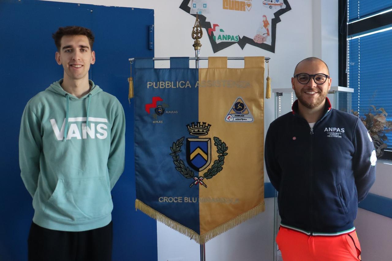 Rischia di soffocare per un boccone, salvata da un giovane in mensa con lei