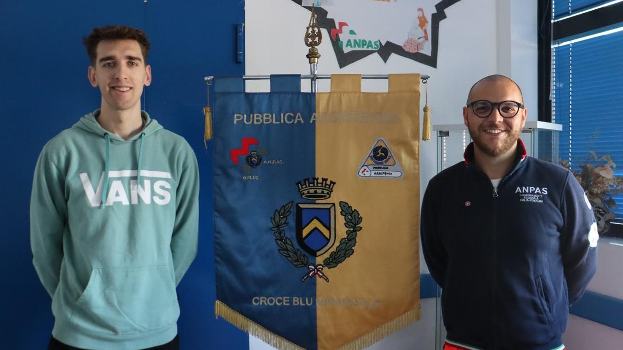 Rischia di soffocare per un boccone, salvata da un giovane in mensa con lei