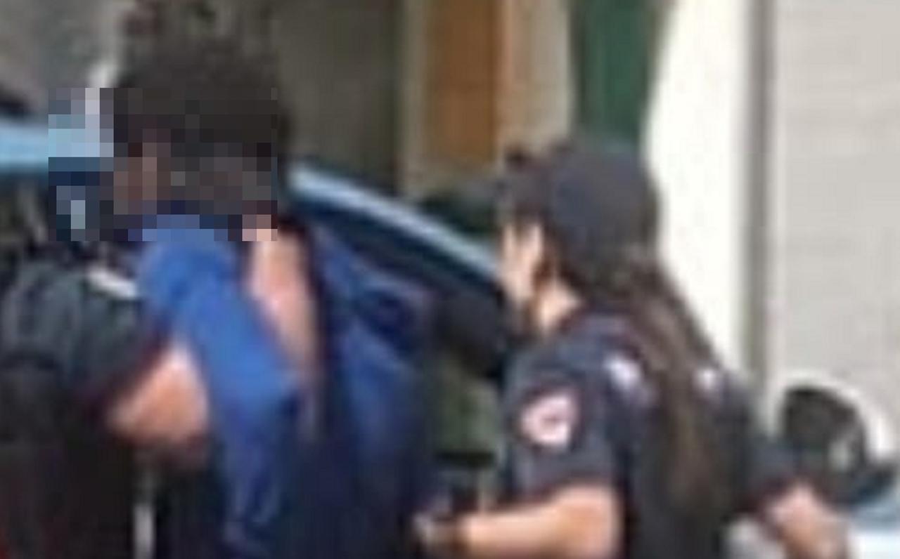 
	La polizia mentre porta via il trentaquattrenne

