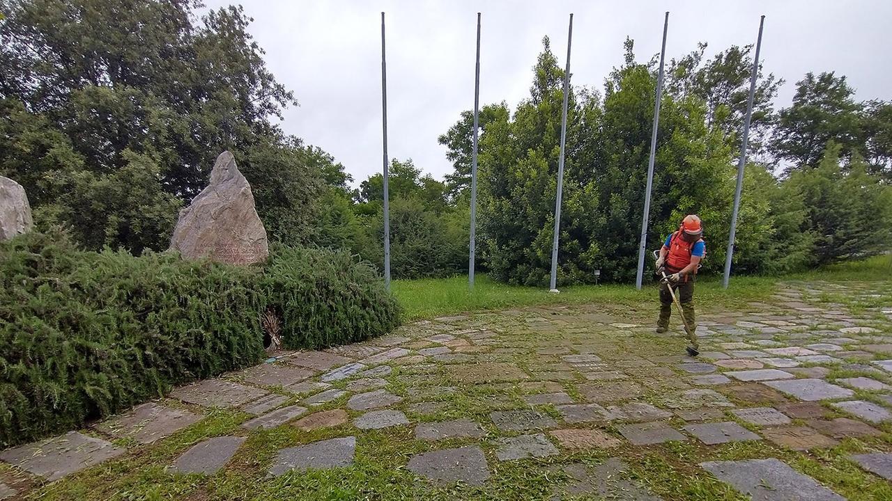 Pennoni e manutenzione a nuraghe Chervu