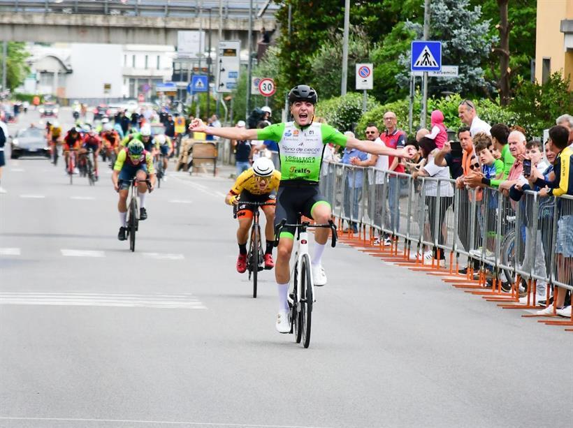 Luca Attolini (della Mario De Cecco Logistica) a braccia aperte mentre taglia il traguardo della 54ª edizione della Coppa sportiva di Bagnolo, per la categoria Juniores, che si è corsa domenica
