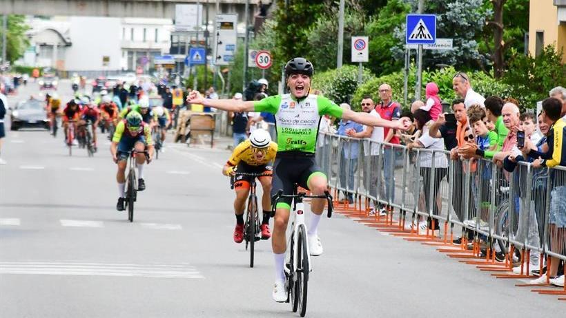 Luca Attolini (della Mario De Cecco Logistica) a braccia aperte mentre taglia il traguardo della 54ª edizione della Coppa sportiva di Bagnolo, per la categoria Juniores, che si è corsa domenica
