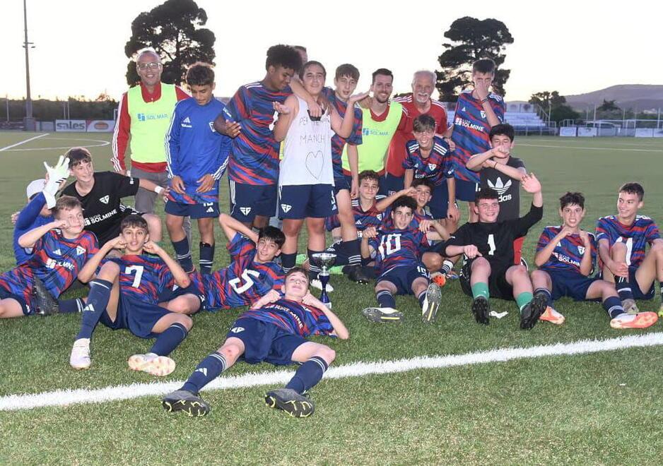 Foto di gruppo dopo il successo ai calci di rigore