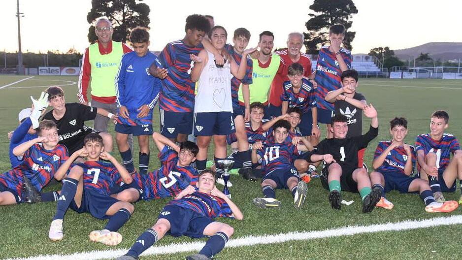 Foto di gruppo dopo il successo ai calci di rigore