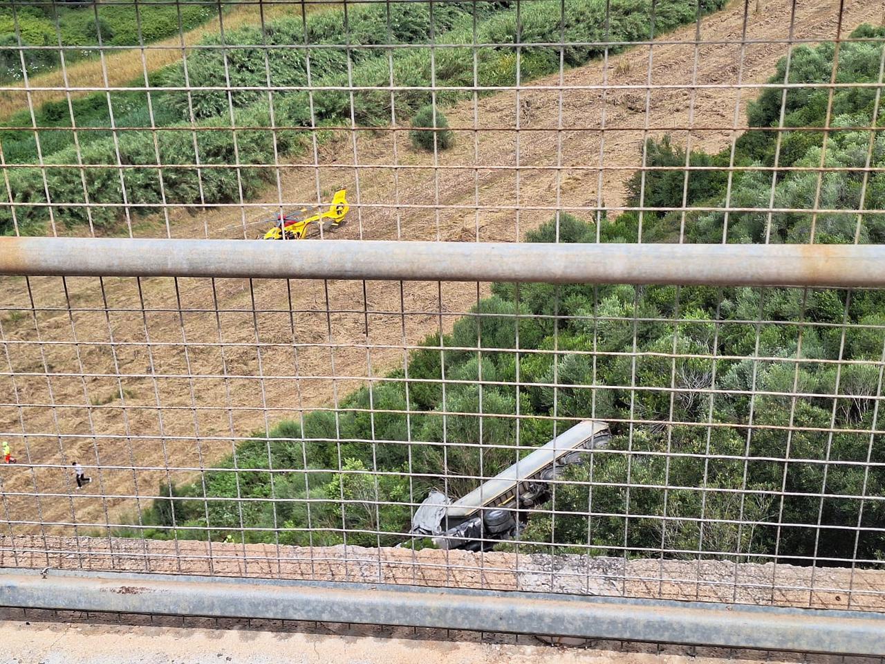 Sassari, camion precipita da un cavalcavia sulla strada per Alghero: l’autista è morto