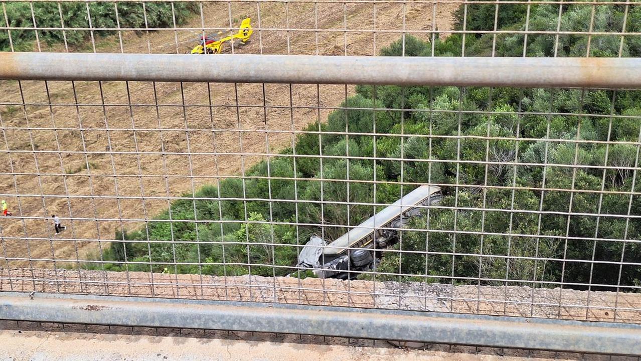 Sassari, camion precipita da un cavalcavia sulla strada per Alghero: l’autista è morto
