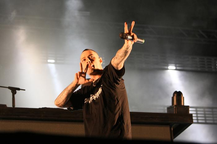 Fabri Fibra nello spot elettorale di Gavino Mariotti. L’ufficio legale del rapper: «Nessuna azione prima di capire chi è l’autore».