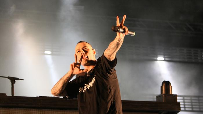 Fabri Fibra nello spot elettorale di Gavino Mariotti. L’ufficio legale del rapper: «Nessuna azione prima di capire chi è l’autore».