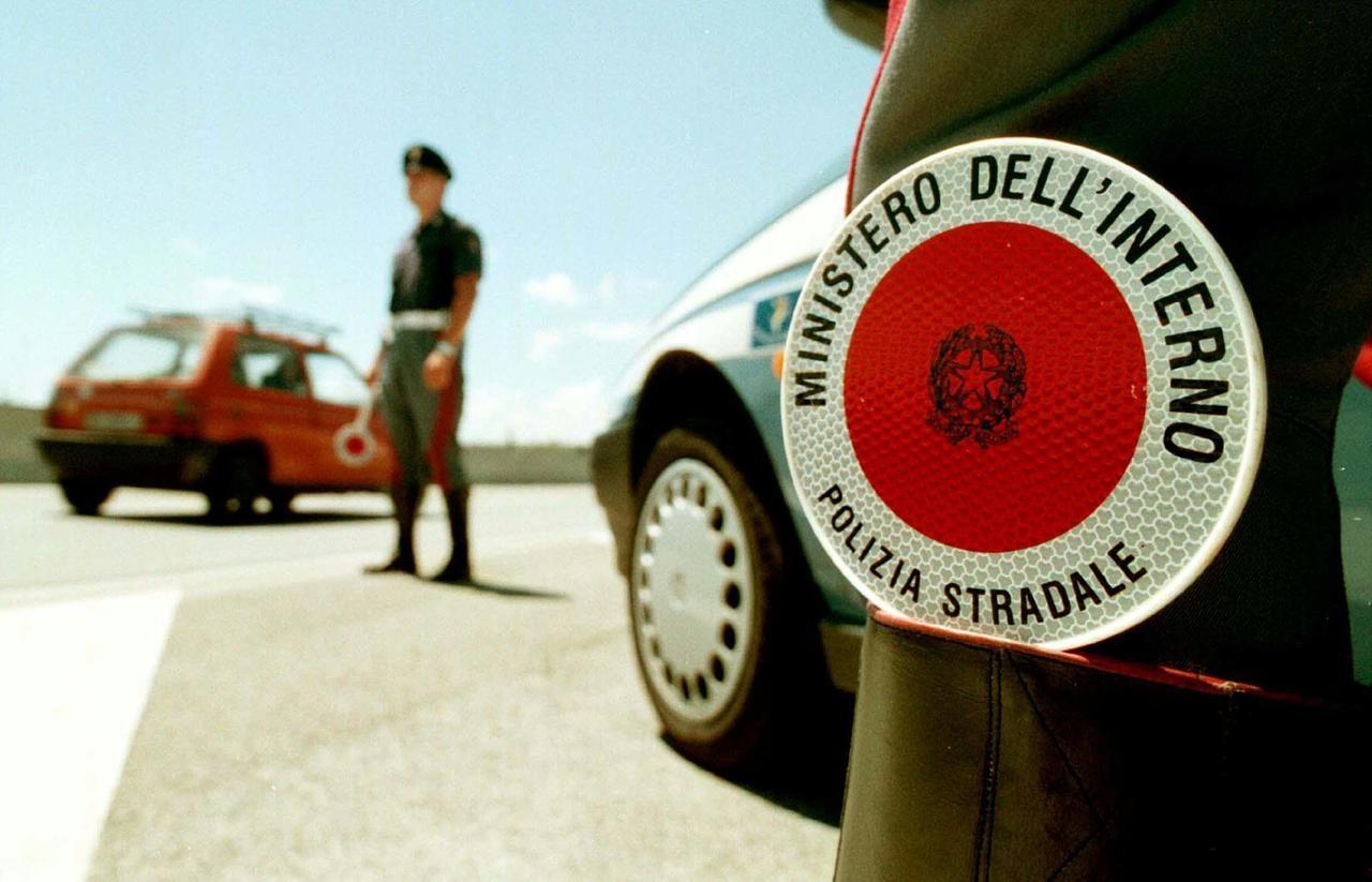 Taxisti abusivi ai lidi, due sanzioni e veicoli sequestrati