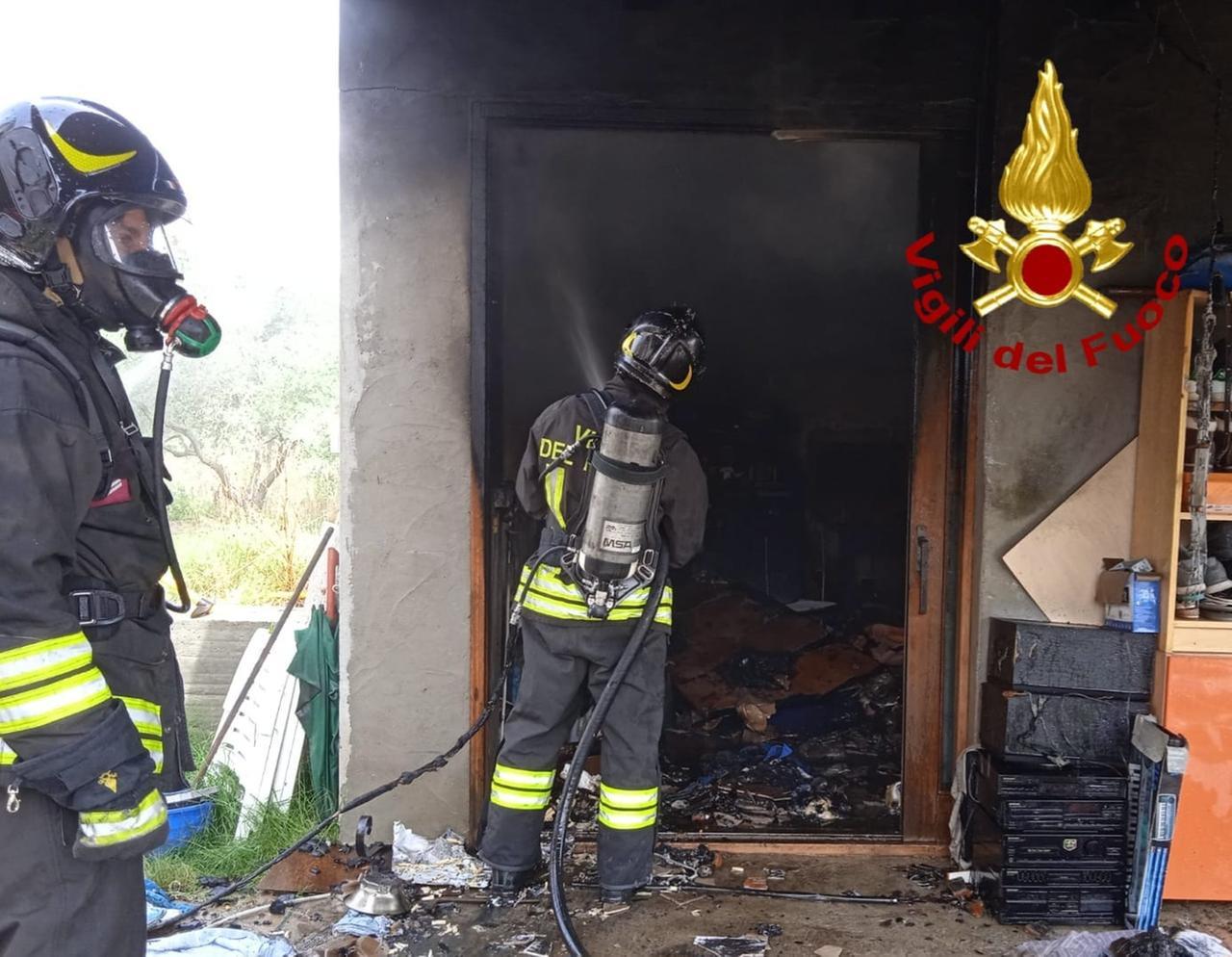 Olbia, fiamme in un garage: proprietari intossicati