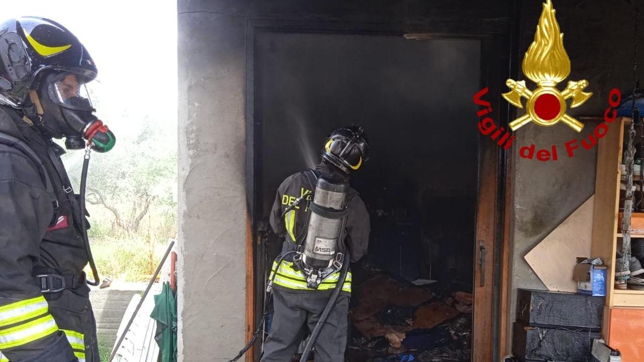 Olbia, fiamme in un garage: proprietari intossicati