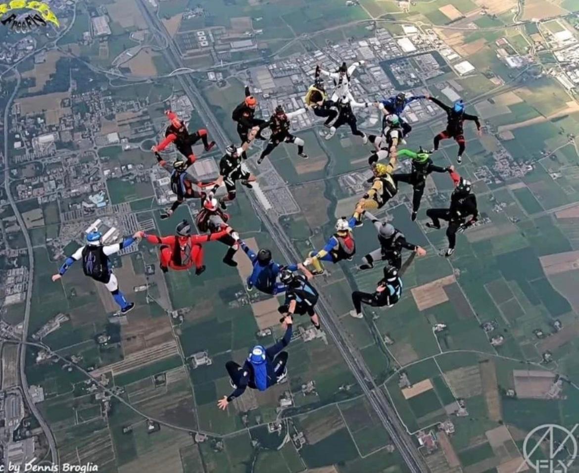 Paracadutismo, nuovo record italiano in HeadUp al Campovolo