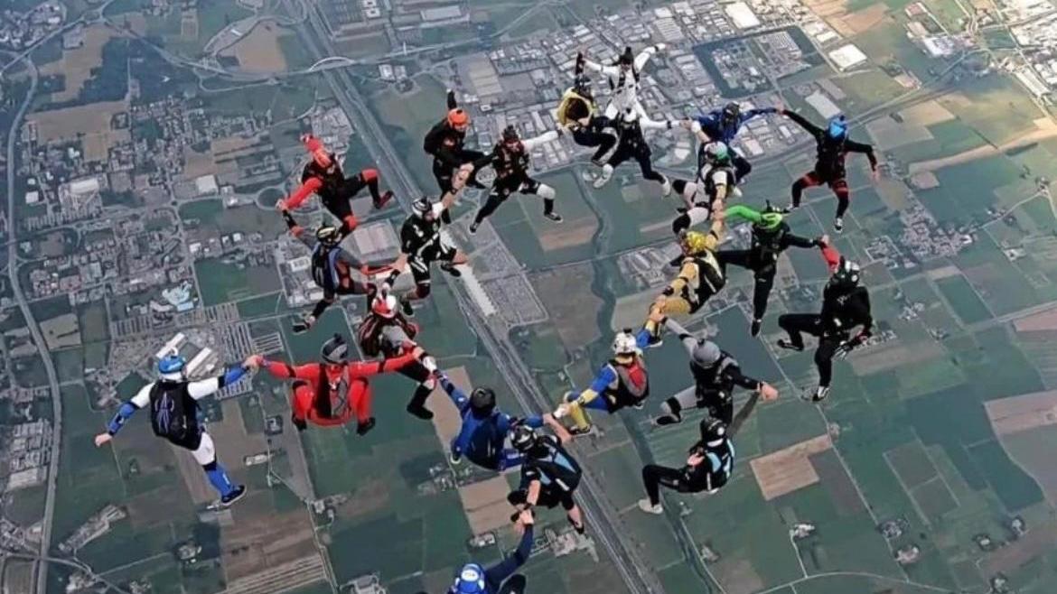 Paracadutismo, nuovo record italiano in HeadUp al Campovolo
