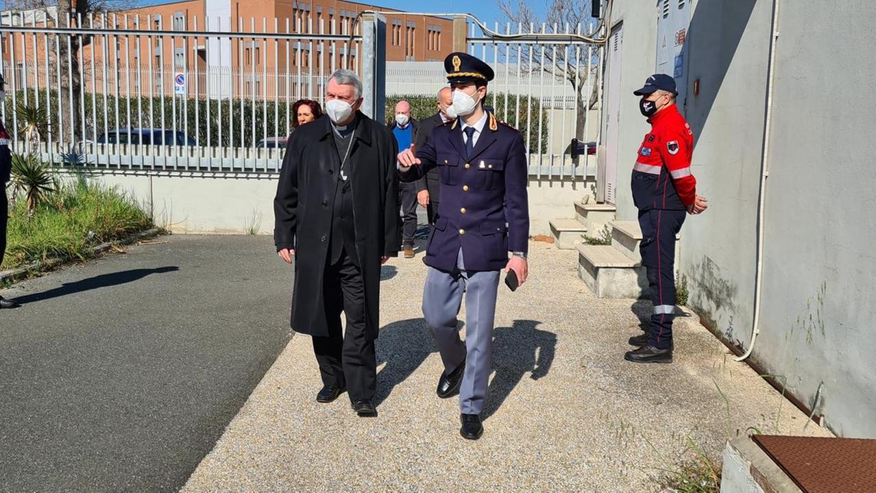 A destra il vicequestore aggiunto Claudio Cappelli, all'ingresso dell'ufficio immigrazione che guida 