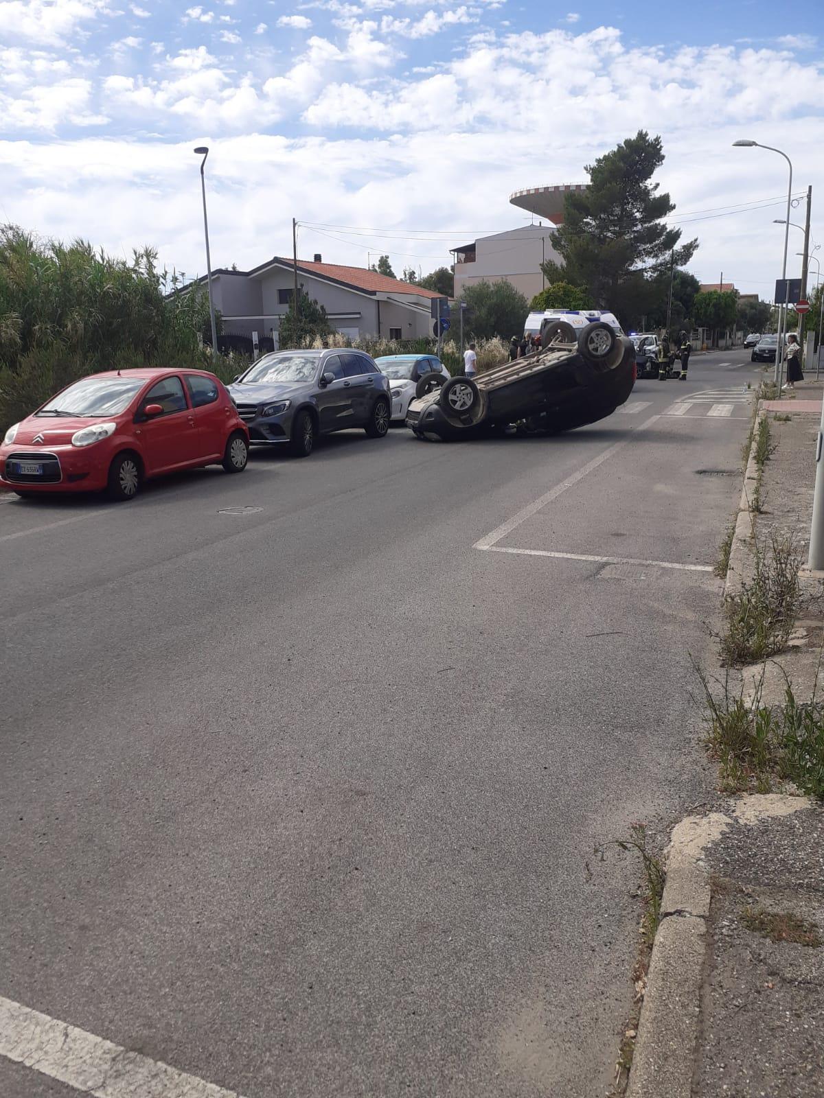 
	L'auto ribaltata dopo l'incidente in via Mattei

