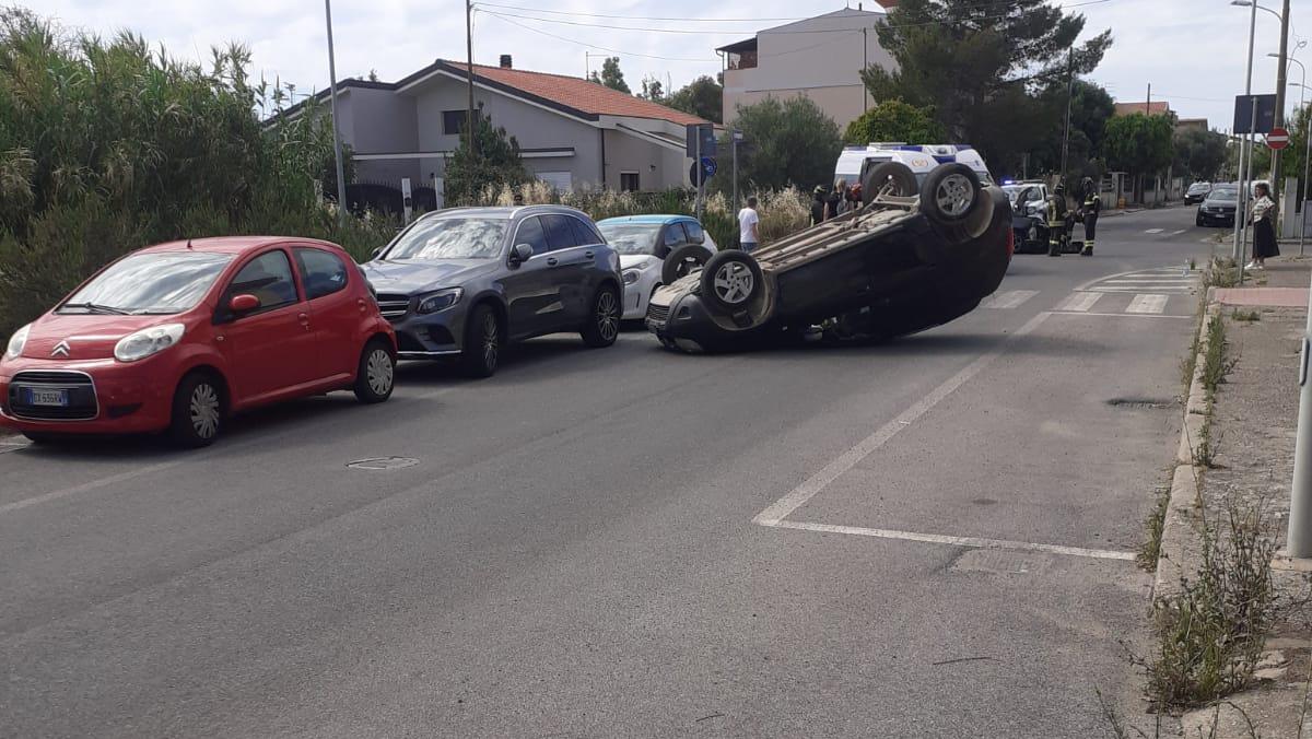 L'auto ribaltata dopo l'incidente in via Mattei