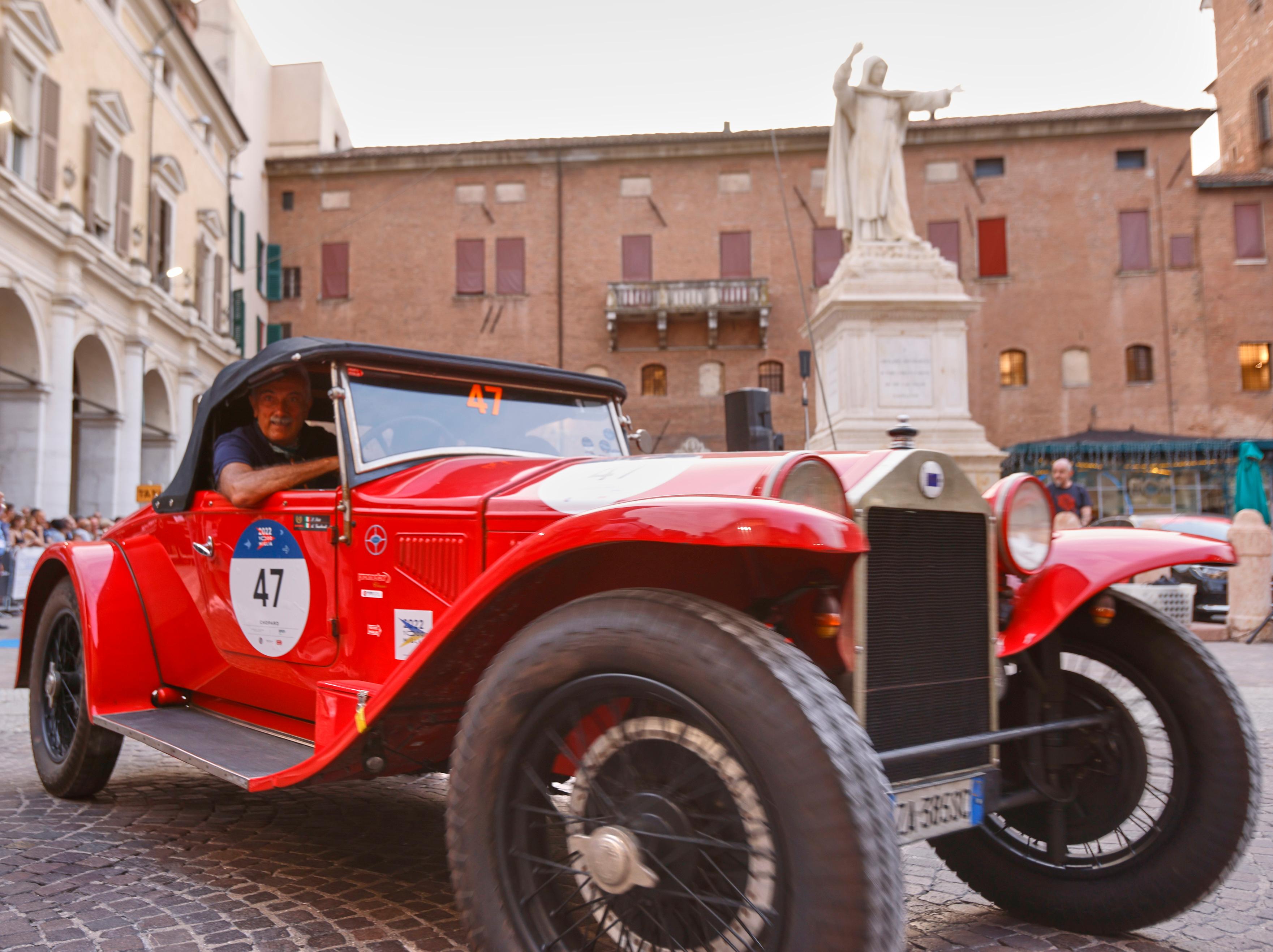 A Ferrara risveglio con le Mille Miglia. Passerella di sabato mattina