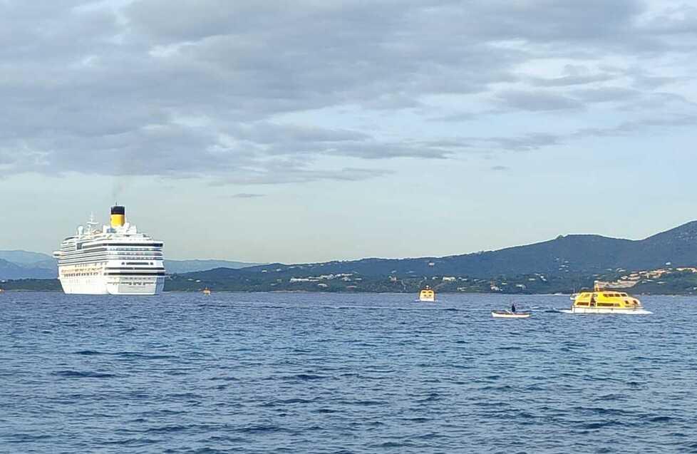 Golfo Aranci, i crocieristi raggiungono il porto con la scialuppa 