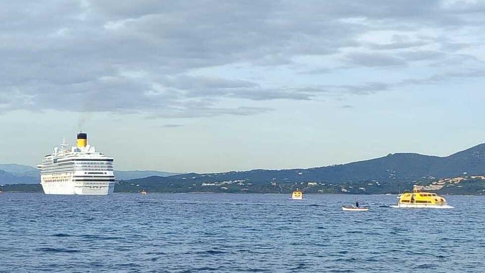 Golfo Aranci, i crocieristi raggiungono il porto con la scialuppa