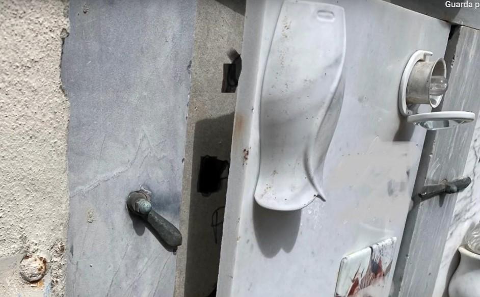 
	Il loculo forzato al cimitero di Figline (foto TvPrato)

