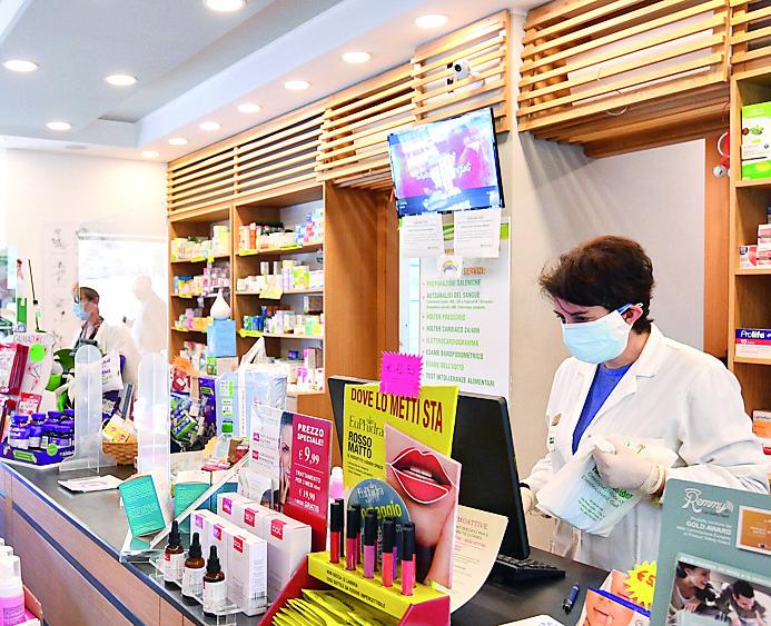 La protesta dei farmacisti: «Siamo personale sanitario»