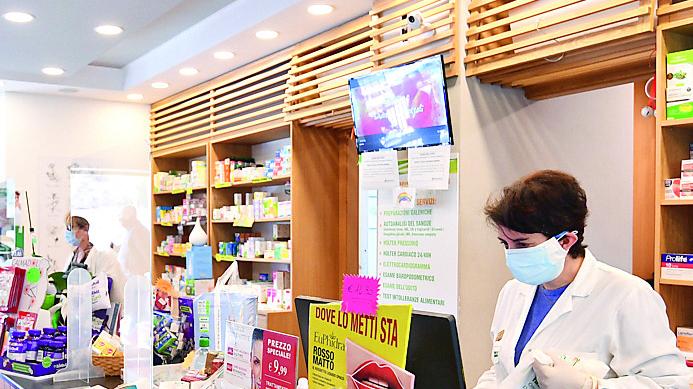 La protesta dei farmacisti: «Siamo personale sanitario»