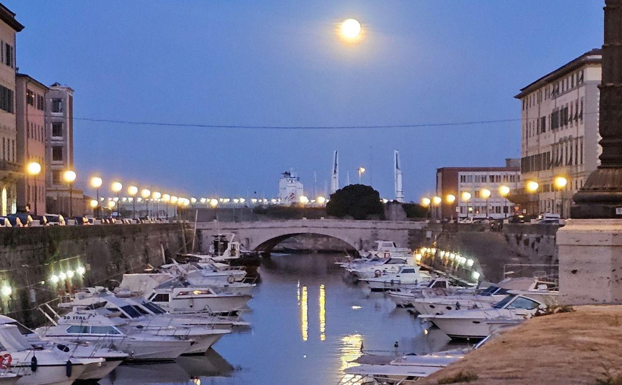 Livorno, il saluto della luna: buon mercoledì da Stefano Lemmi