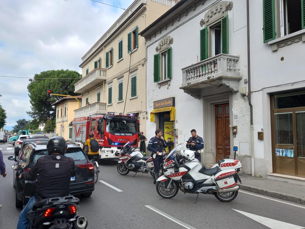 
	L'intervento dei vigili del fuoco e della polizia municipale in via Roma

