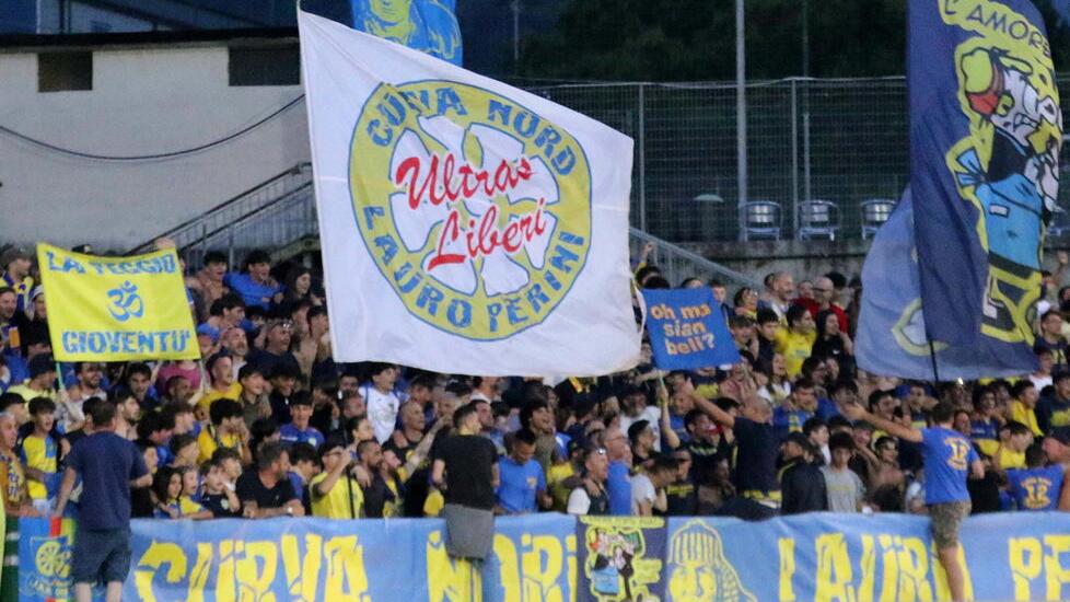 Carrara, sale la febbre giallo-azzurra: settore ospiti subito esaurito per la partita a Vicenza. Il messaggio speciale di Musetti