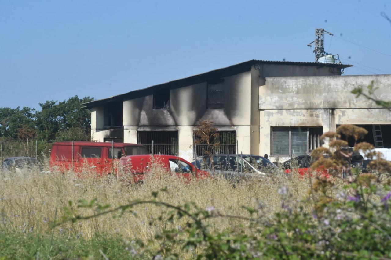 
	La carrozzeria annerita dall'incendio

