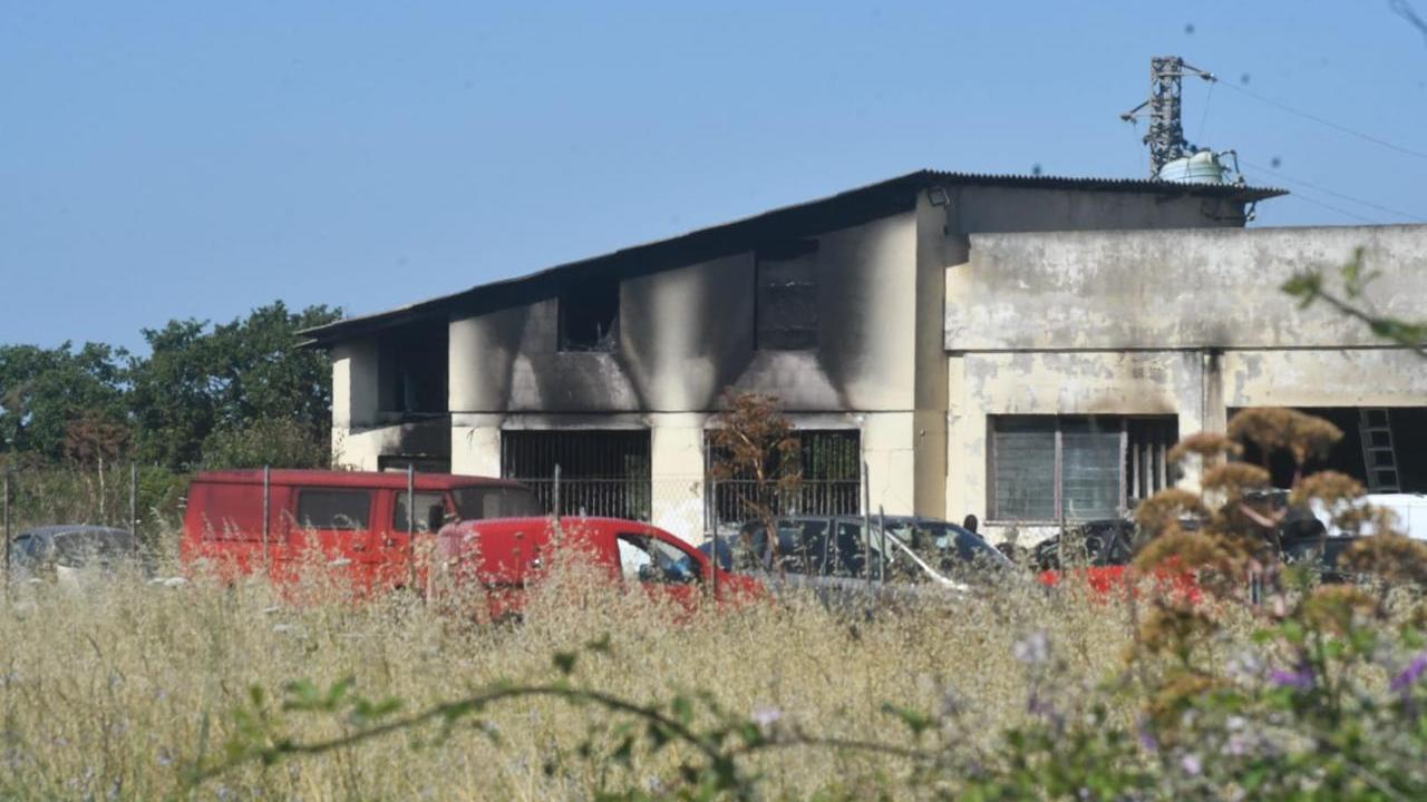 La carrozzeria annerita dall'incendio