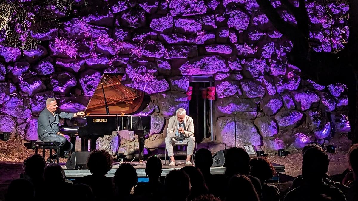 Paolo Crepet nel 2023 al nuraghe Albucciu